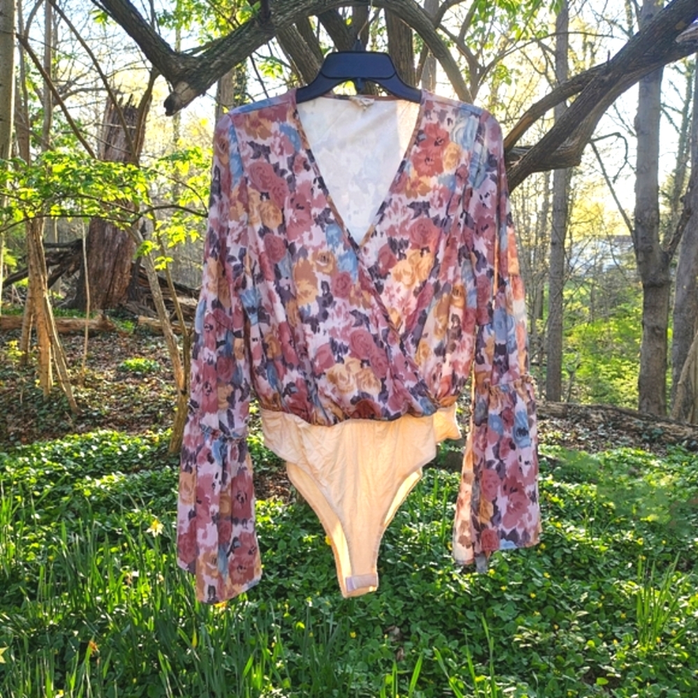 5/$50 EUC Peach Love California Women's Floral Snap Bodysuit Sz.